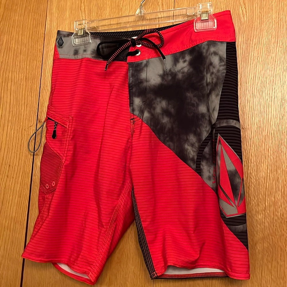 Volcom size 28 Small Mod-Tech red black 10” Liberate Lido board shorts LIKE NEW